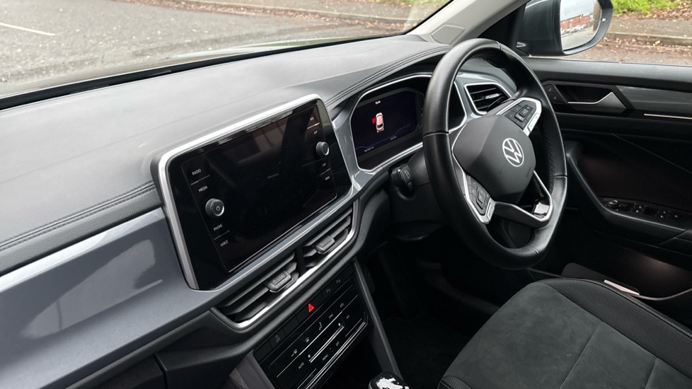 Used Volkswagen T-Roc 2024 for sale - 76873870: Photo 2