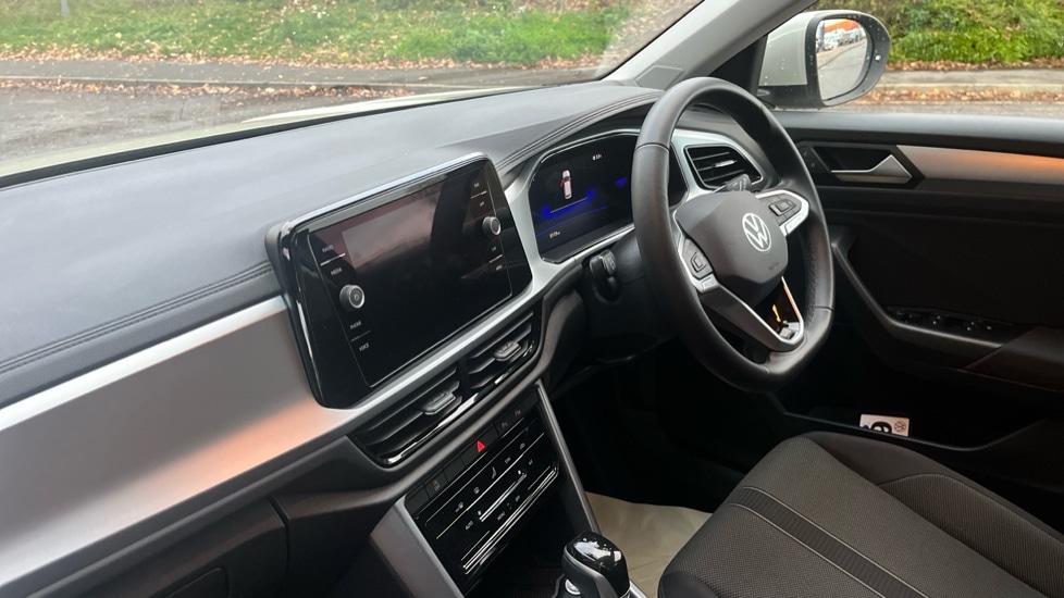 Used Volkswagen T-Roc 2024 for sale - 76872410: Photo 2