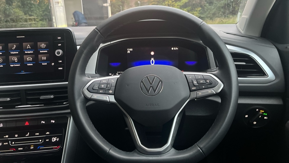 Used Volkswagen T-Roc 2024 for sale - 76872410: Photo 25