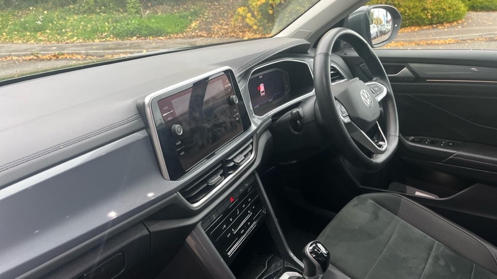 Used Volkswagen T-Roc 2024 for sale - 76302239: Photo 2