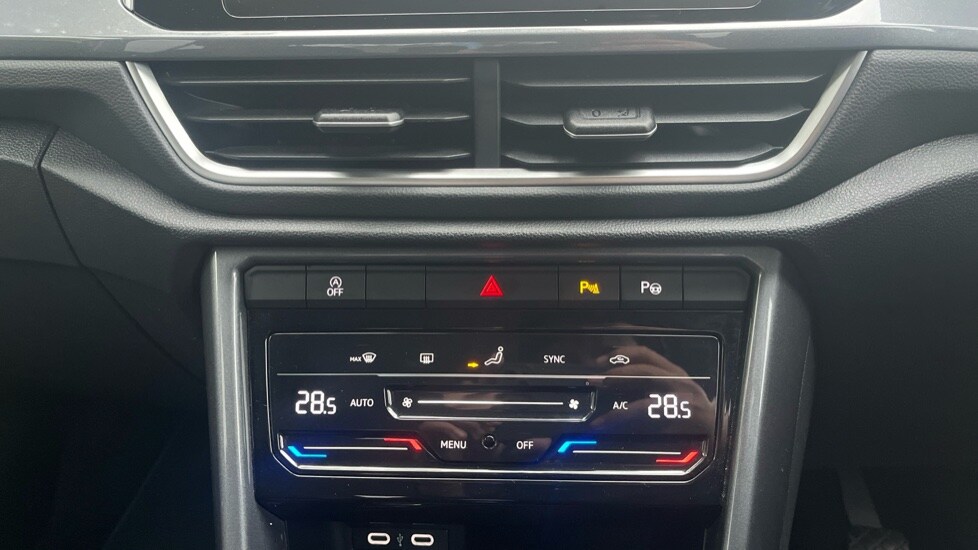 Used Volkswagen T-Roc 2024 for sale - 76302239: Photo 32