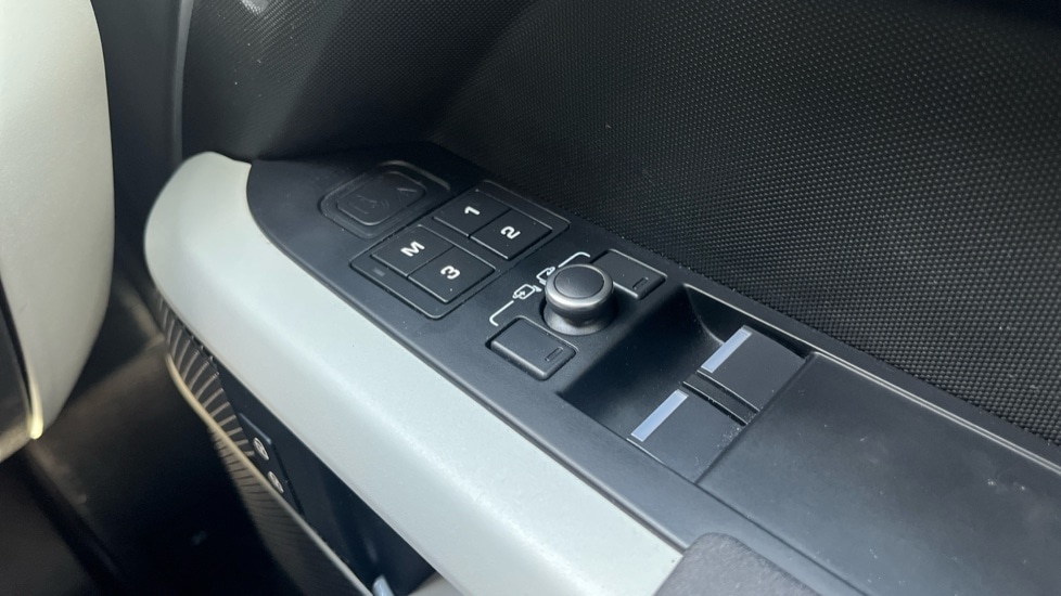 Used Land Rover Defender 2021 for sale - 76539859: Photo 36