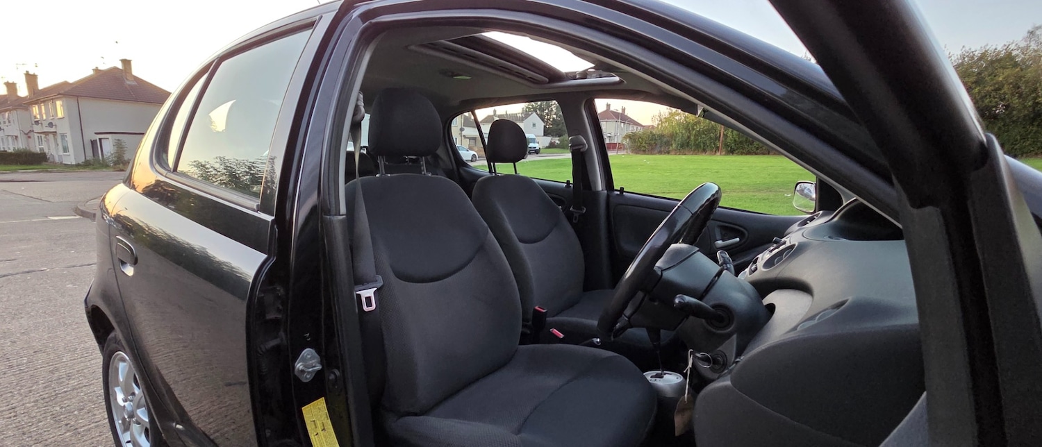 Used Toyota Yaris 2005 for sale - 77201137: Photo 10