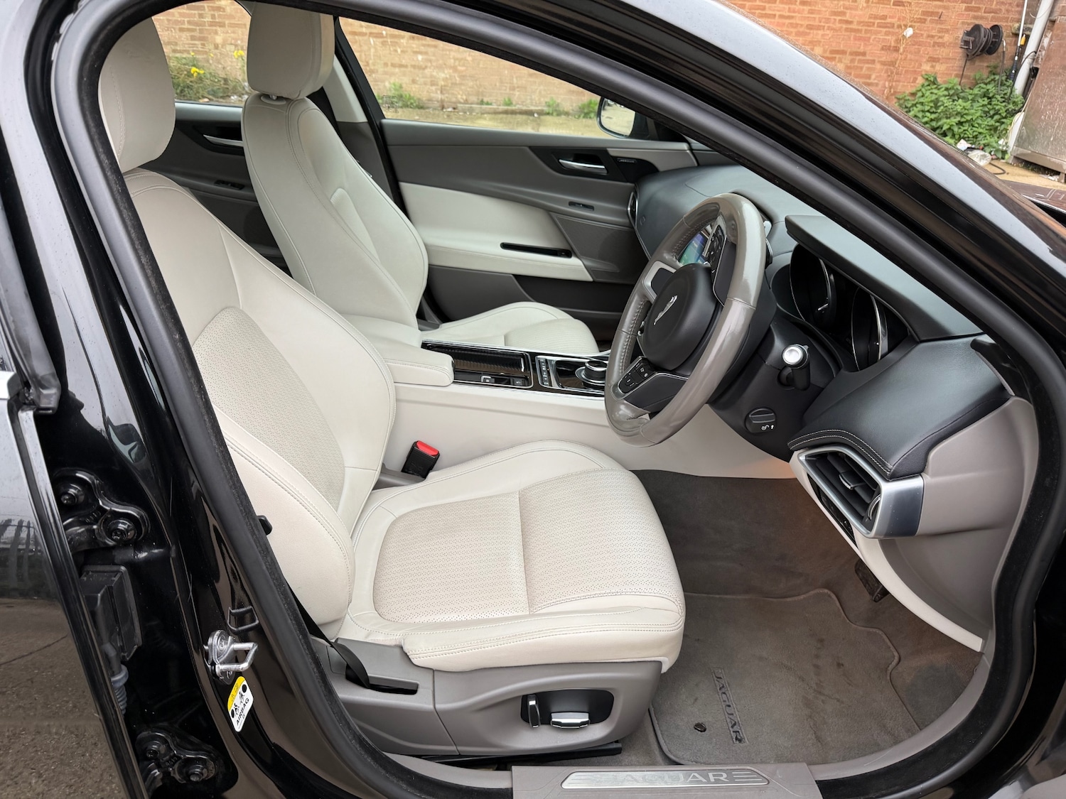 Used Jaguar XE 2019 for sale - 76265558: Photo 14