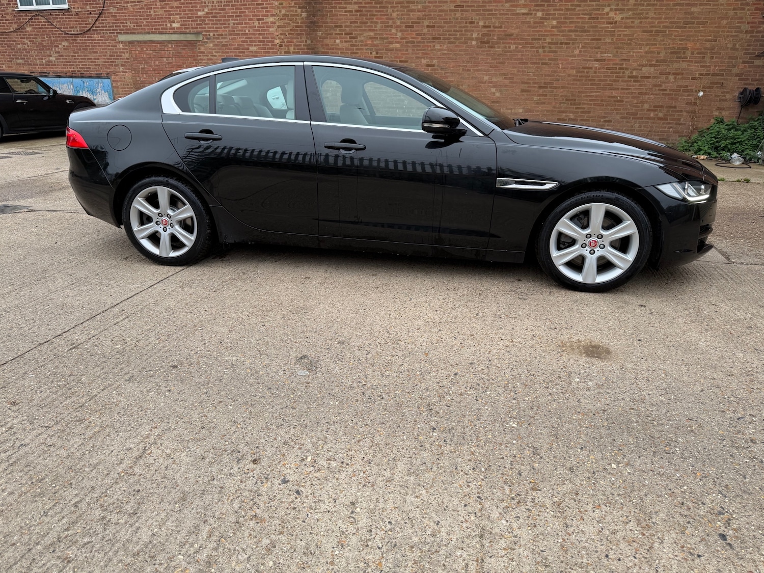 Used Jaguar XE 2019 for sale - 76265558: Photo 3