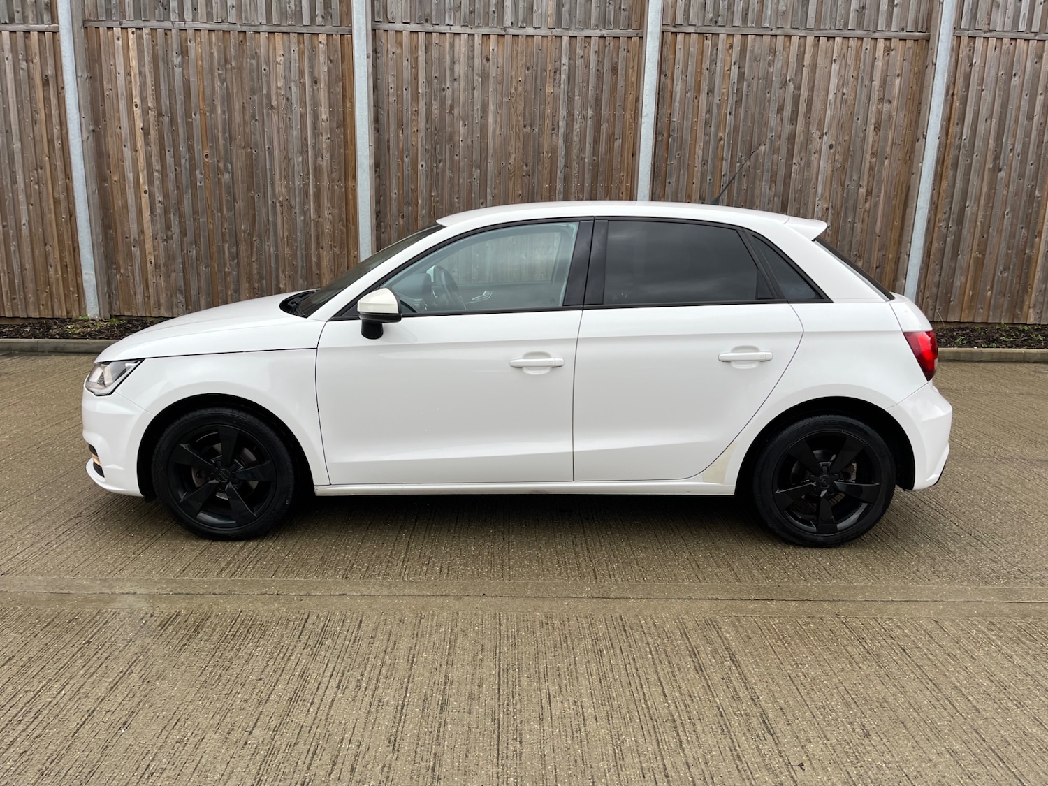 Used Audi A1 2015 for sale - 76682392: Photo 2