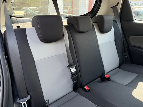 Used Toyota Yaris 2018 for sale - 74300157: Photo 17