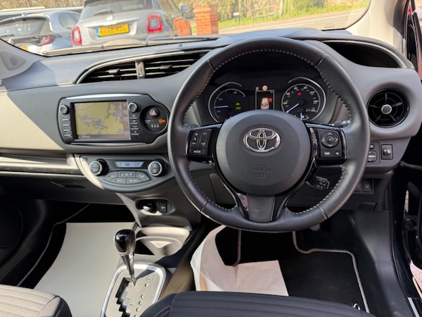 Used Toyota Yaris 2018 for sale - 74300157: Photo 3