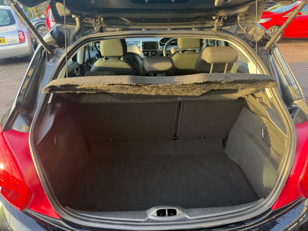 Used Peugeot 208 2014 for sale - 76934864: Photo 17