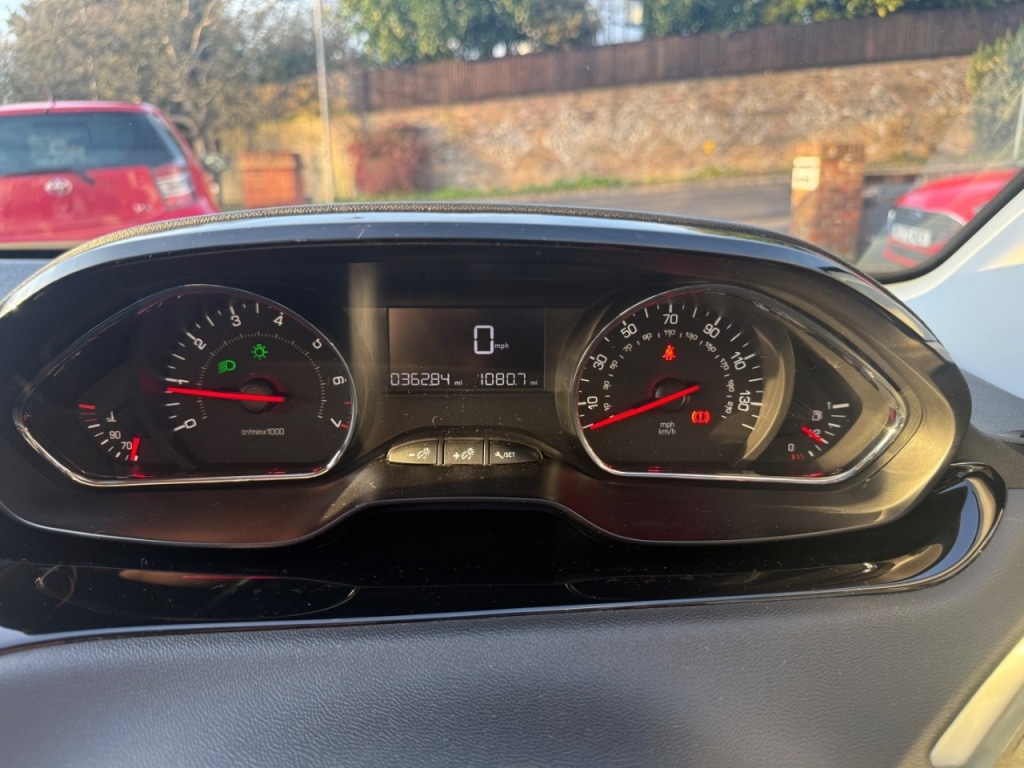 Used Peugeot 208 2014 for sale - 76934864: Photo 30