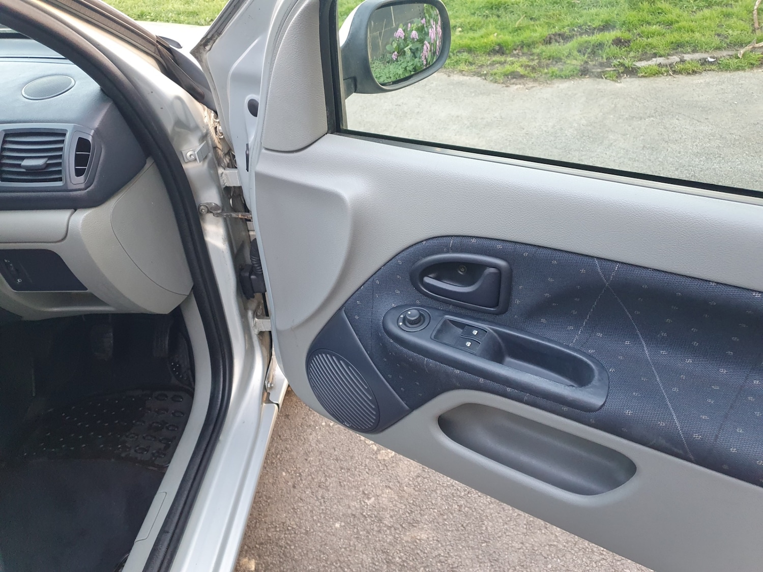 Used Renault Clio 2002 for sale - 77935236: Photo 33