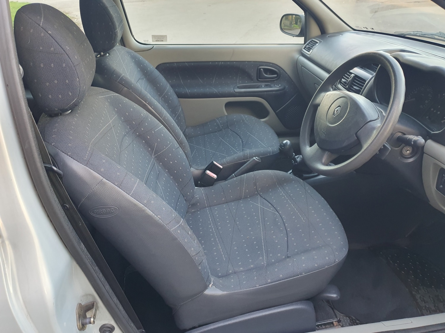 Used Renault Clio 2002 for sale - 77935236: Photo 34