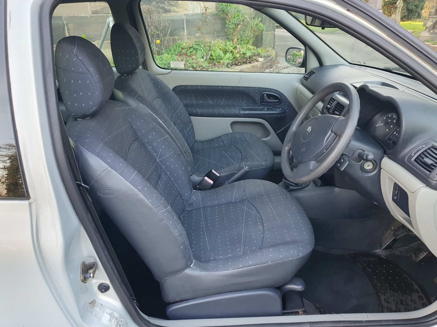 Used Renault Clio 2002 for sale - 77935236: Photo 37