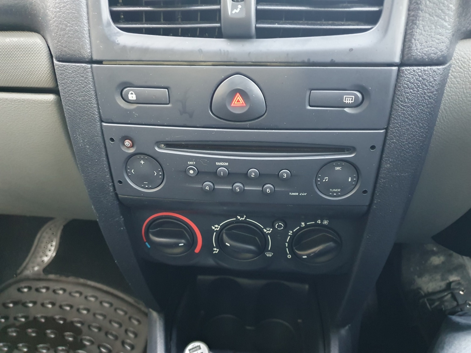 Used Renault Clio 2002 for sale - 77935236: Photo 40