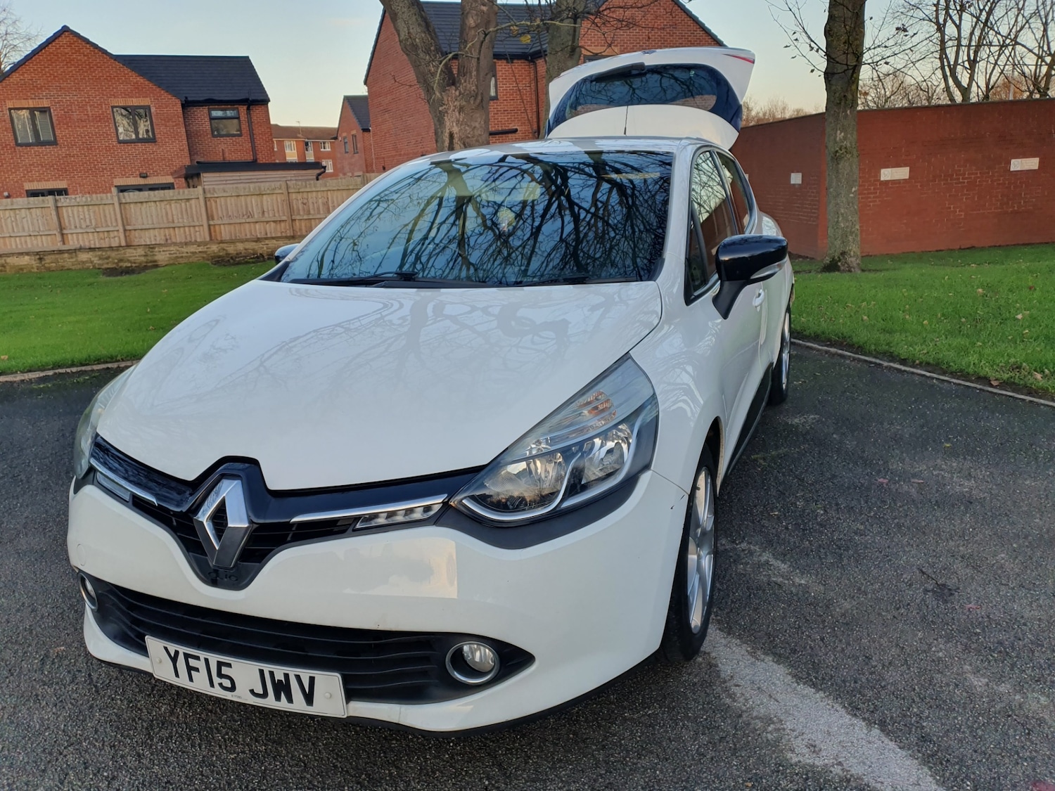 Used Renault Clio 2015 for sale - 76780432: Photo 2