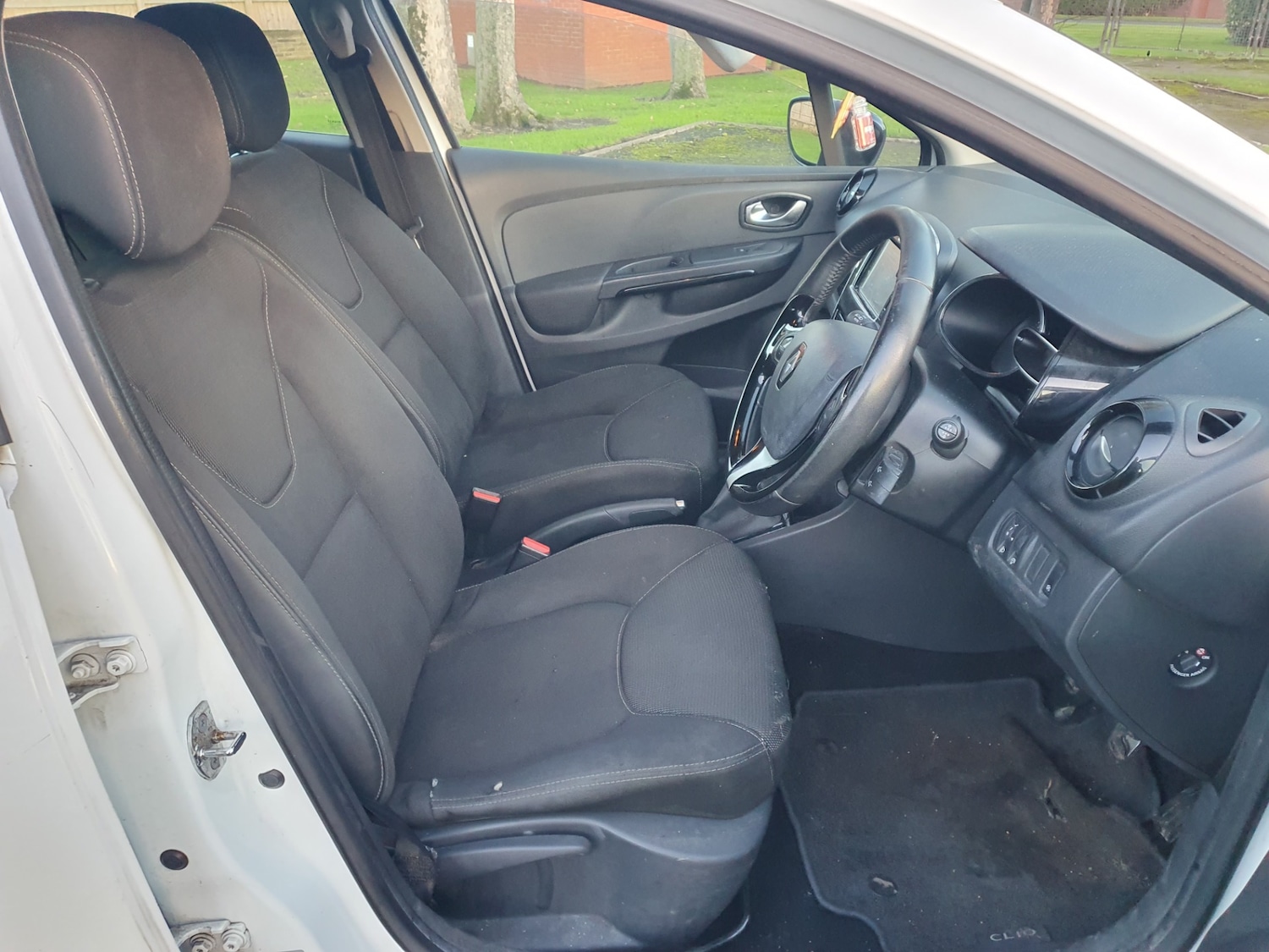 Used Renault Clio 2015 for sale - 76780432: Photo 31