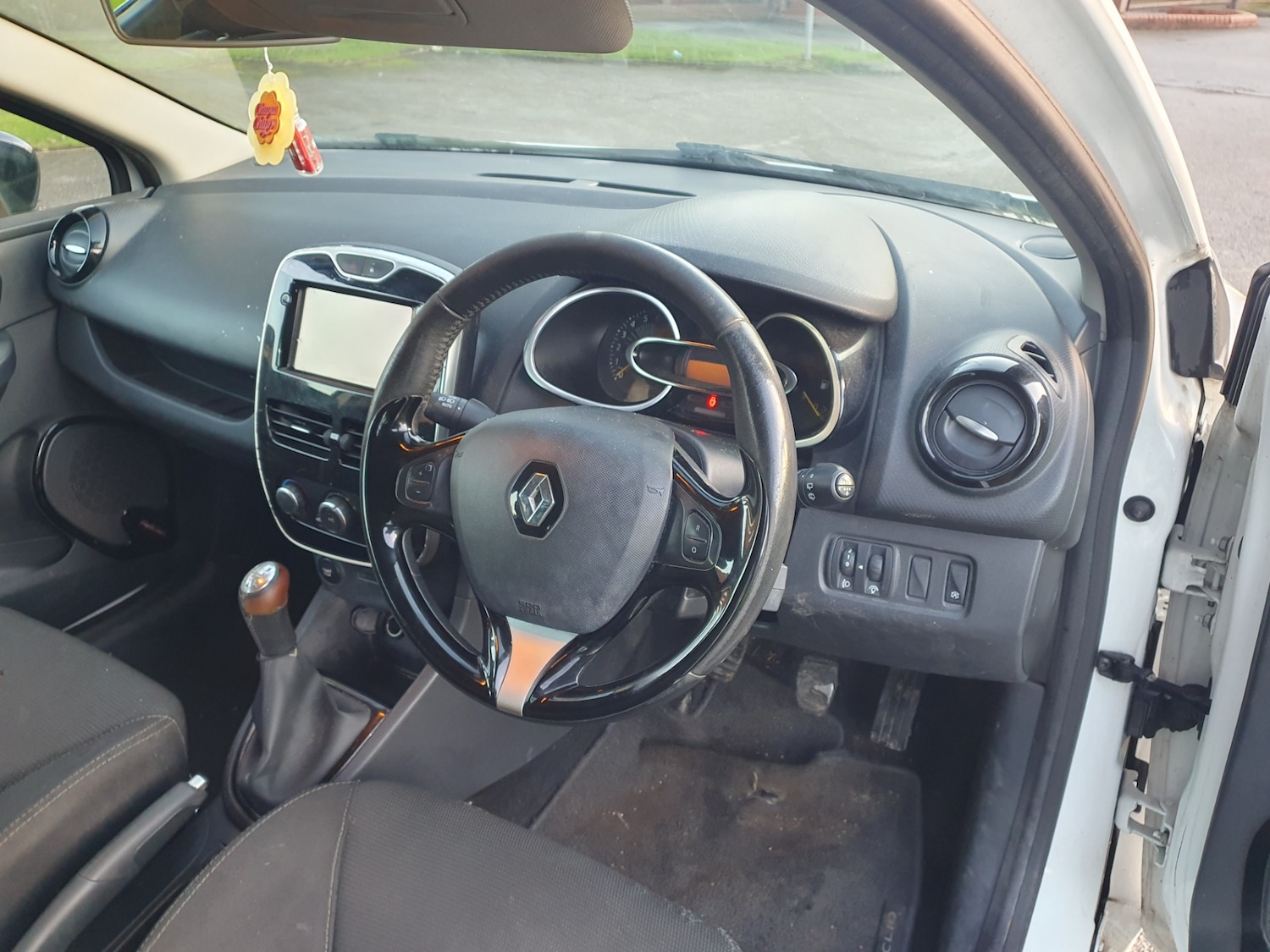 Used Renault Clio 2015 for sale - 76780432: Photo 32