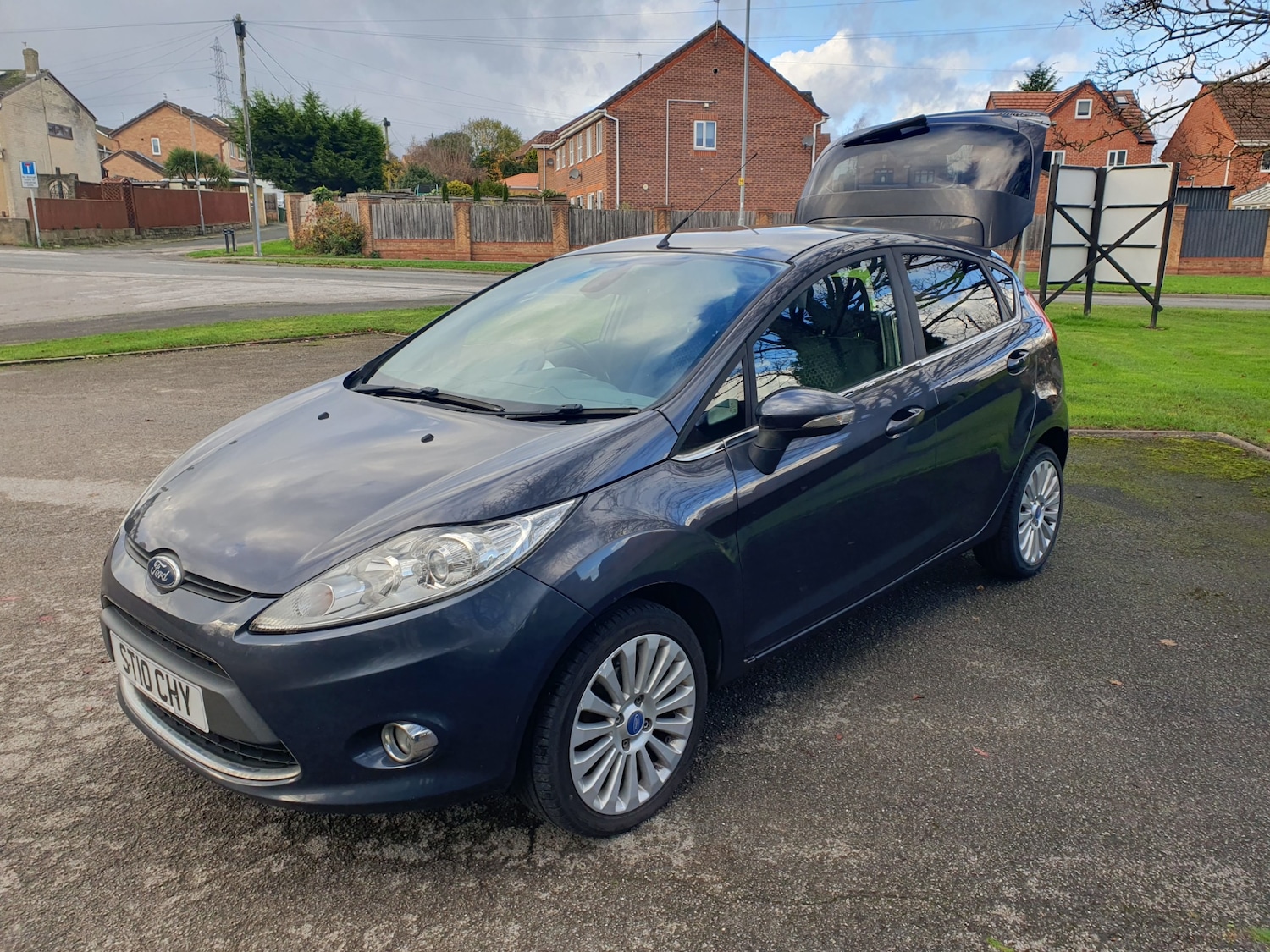 Used Ford Fiesta 2010 for sale - 76565960: Photo 2