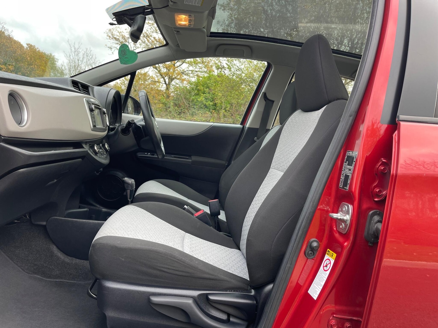 Used Toyota Yaris for sale - 76727440: Photo 12