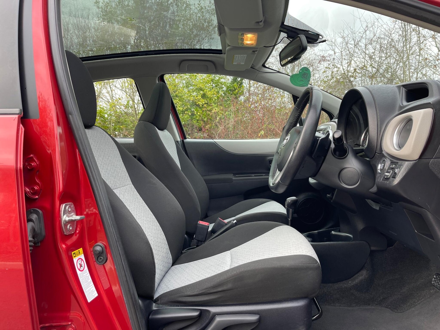 Used Toyota Yaris for sale - 76727440: Photo 13