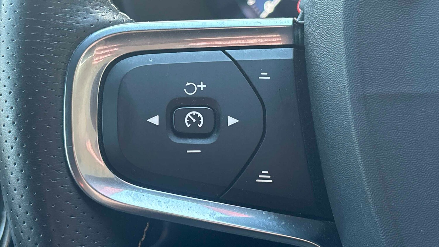 Used Volvo XC40 for sale - 77859054: Photo 25