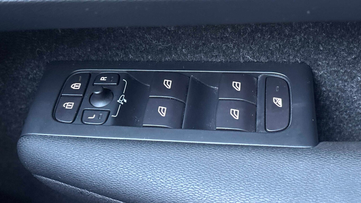 Used Volvo XC40 for sale - 77859054: Photo 29