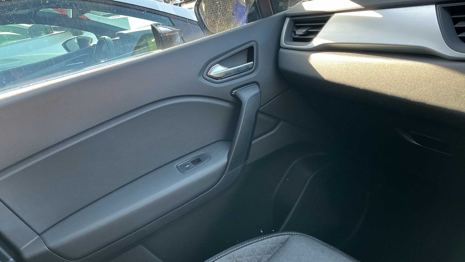 Used Renault Captur for sale - 77862657: Photo 24