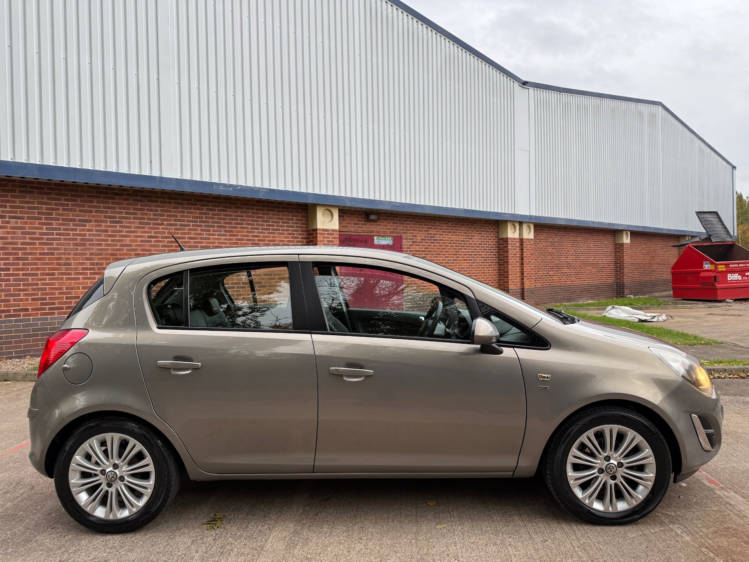 Used Vauxhall Corsa 2013 for sale - 76418146: Photo 2