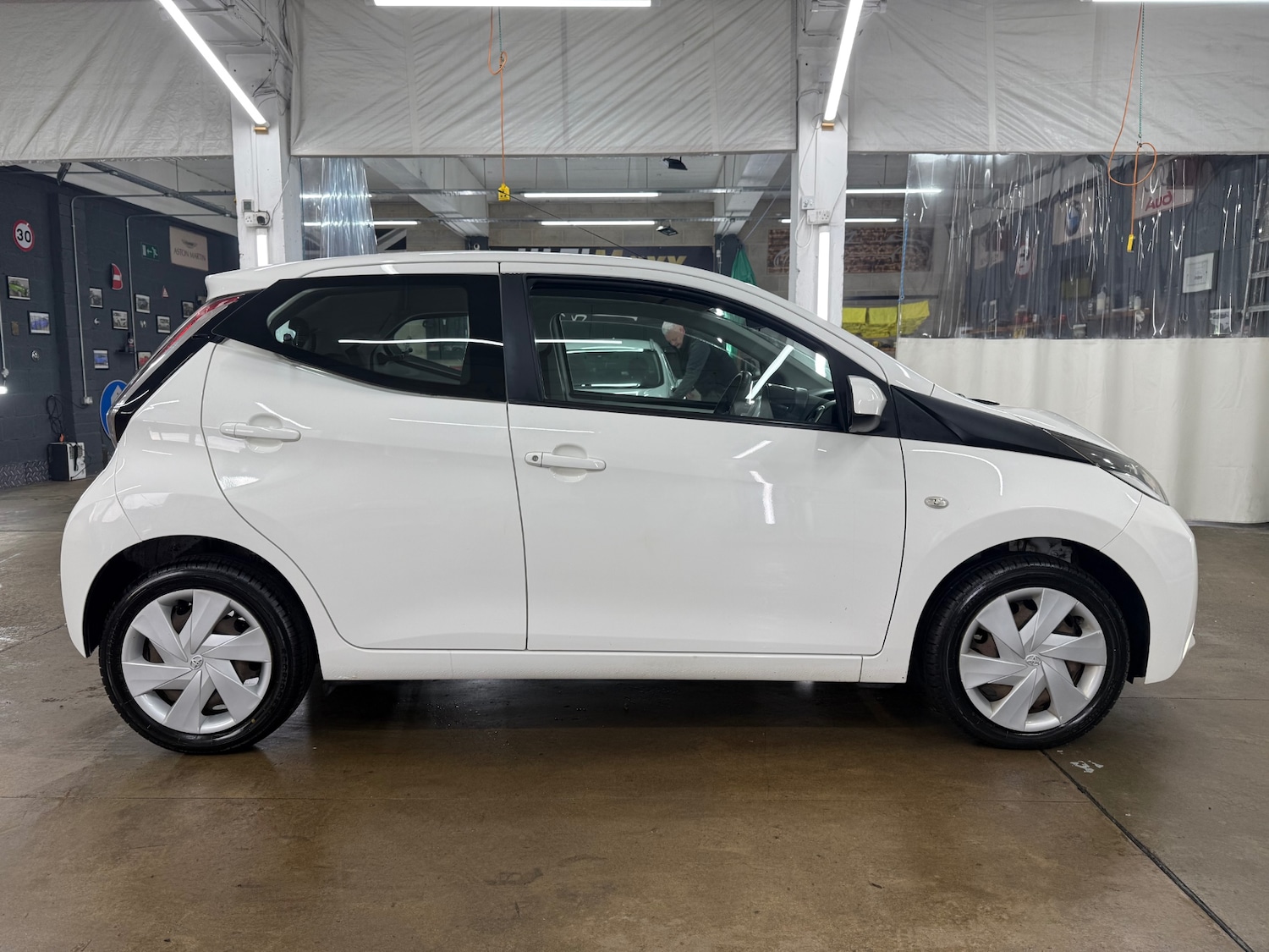 Used Toyota AYGO 2014 for sale - 77618402: Photo 2