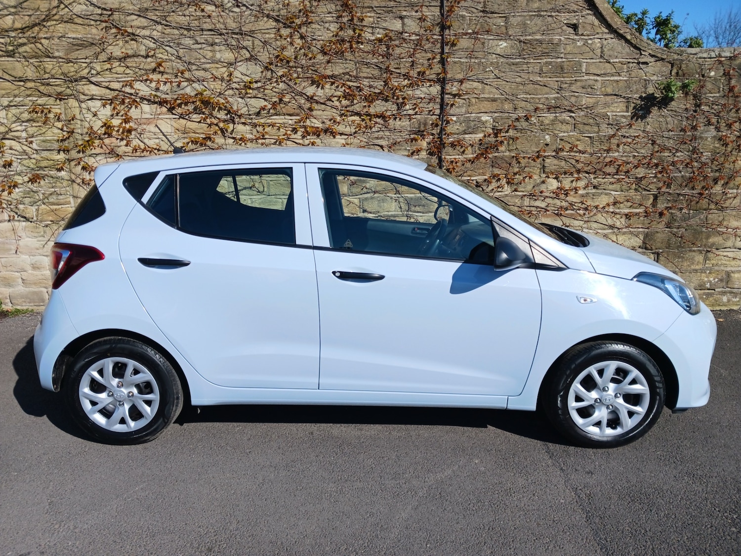 Used Hyundai i10 2018 for sale - 77328995: Photo 2