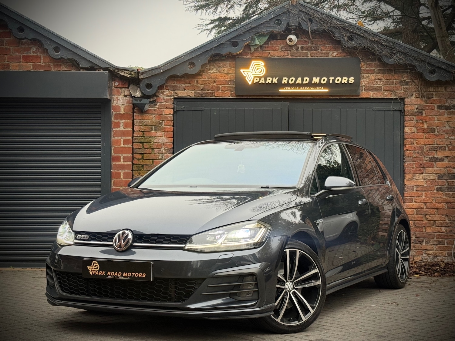 Used Volkswagen Golf 2017 for sale - 76506252: Photo 1