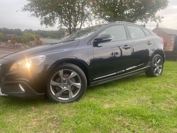 Used Volvo V40 2015 for sale - 76093637: Photo