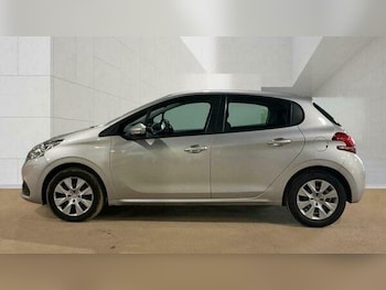Used Peugeot 208 2015 for sale - 79058929: Photo