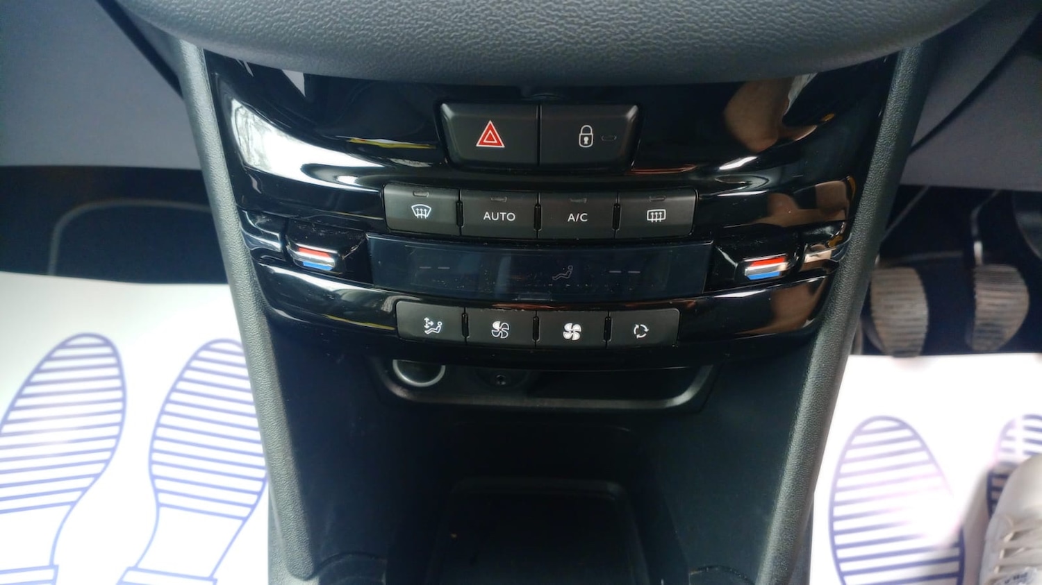 Used Peugeot 208 2014 for sale - 77984326: Photo 14