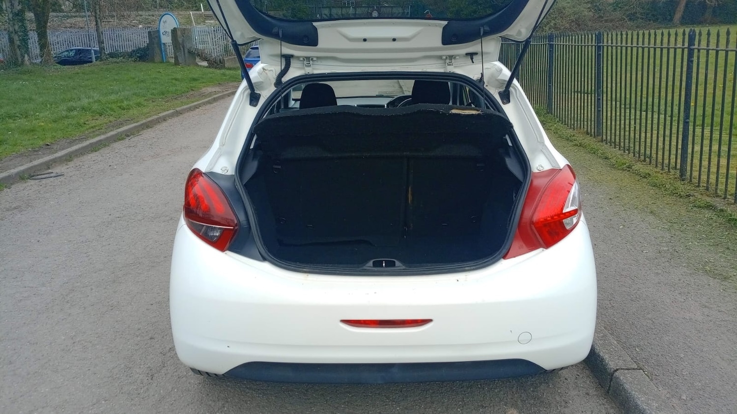 Used Peugeot 208 2014 for sale - 77984326: Photo 17