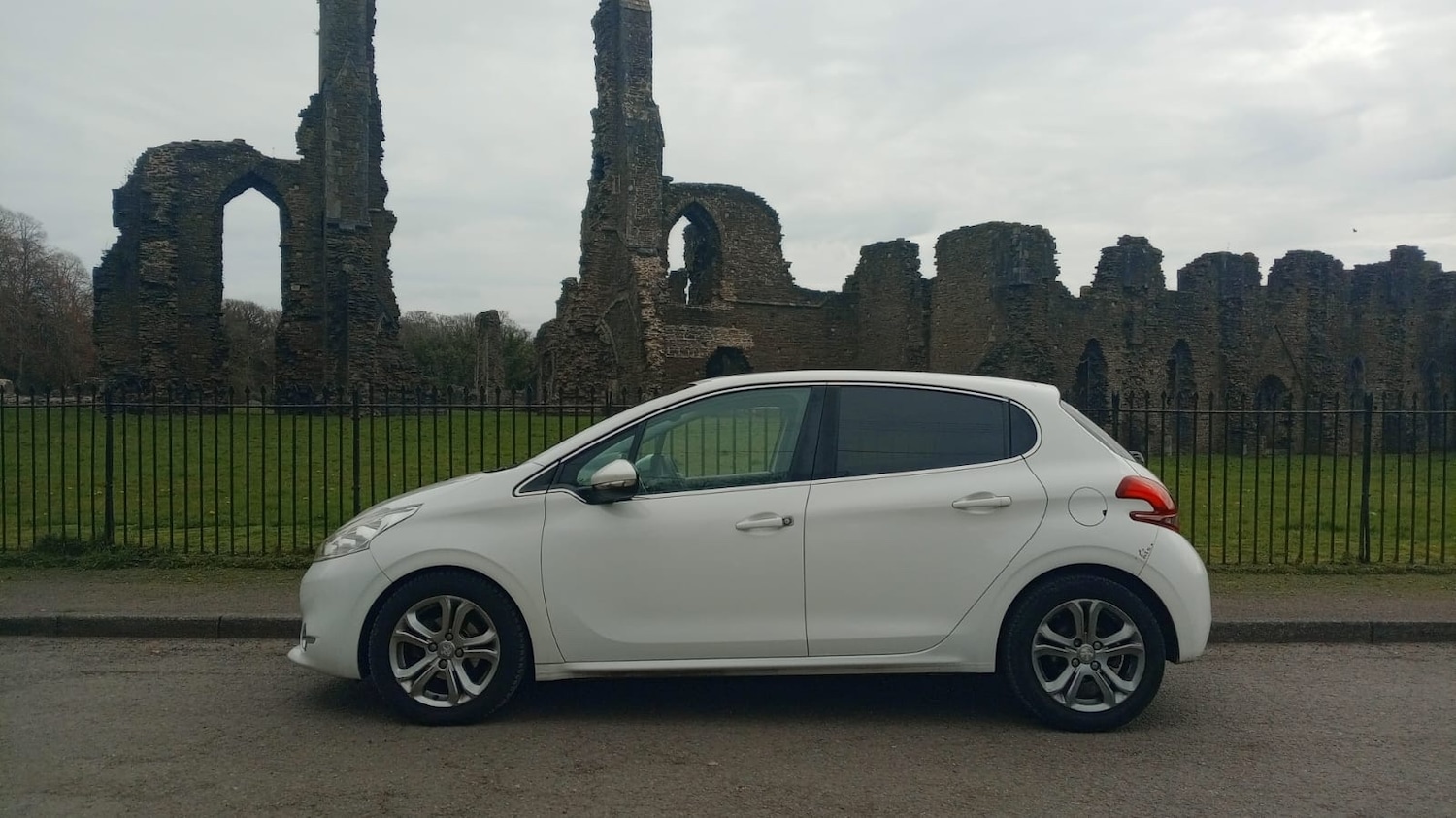 Used Peugeot 208 2014 for sale - 77984326: Photo 4