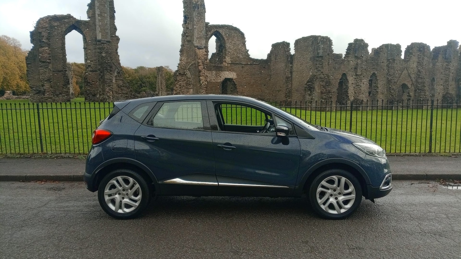 Used Renault Captur 2017 for sale - 76328875: Photo 2
