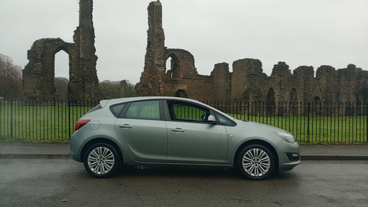 Used Vauxhall Astra 2013 for sale - 77915384: Photo 2