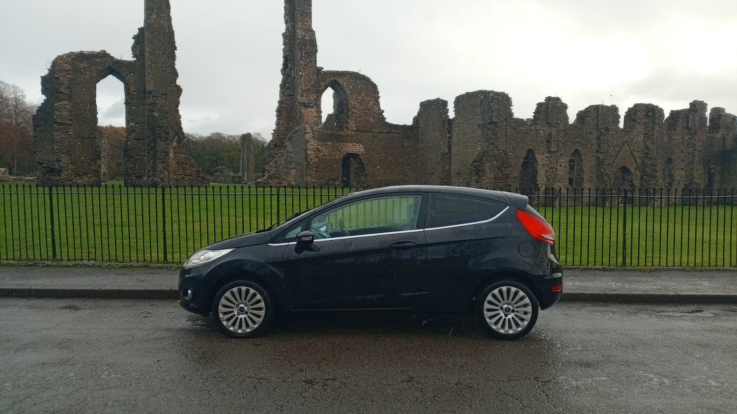 Used Ford Fiesta 2010 for sale - 76612232: Photo 2