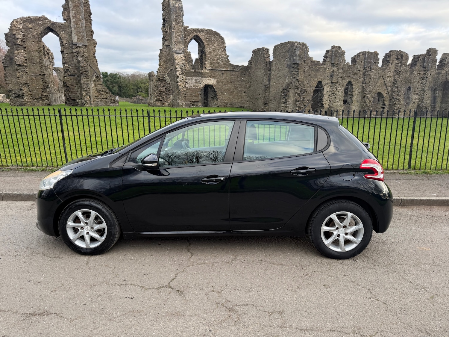 Used Peugeot 208 2013 for sale - 77069932: Photo 10