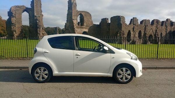 Used Toyota AYGO 2013 for sale - 76206609: Photo 2