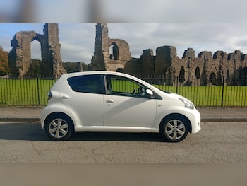 Used Toyota AYGO 2013 for sale - 76206609: Photo 2