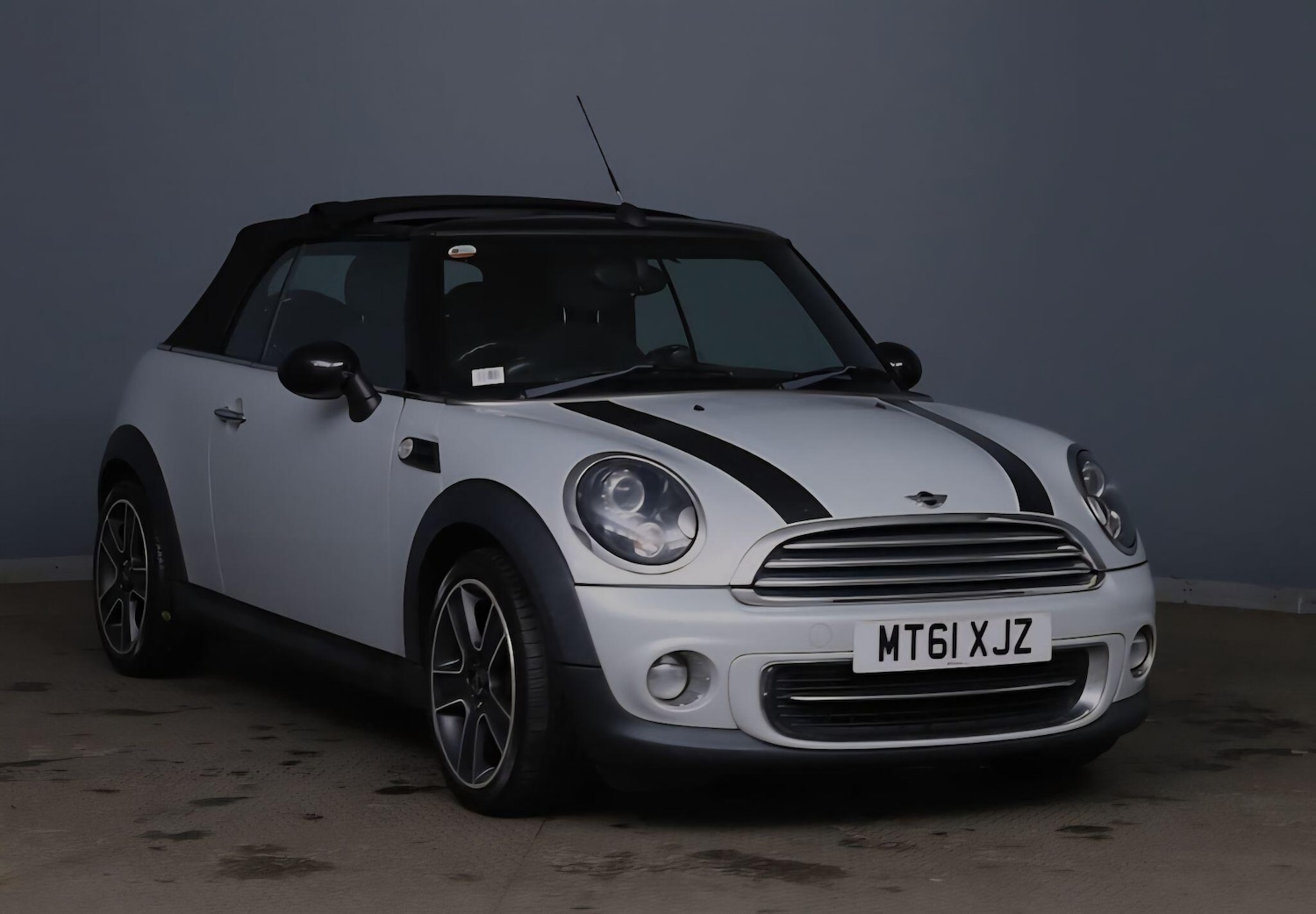 Used MINI Convertible 2011 for sale - 76996062: Photo 2