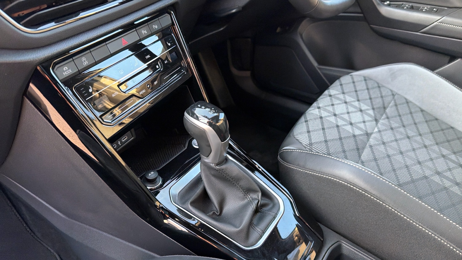 Used Volkswagen T-Roc 2024 for sale - 77774400: Photo 13