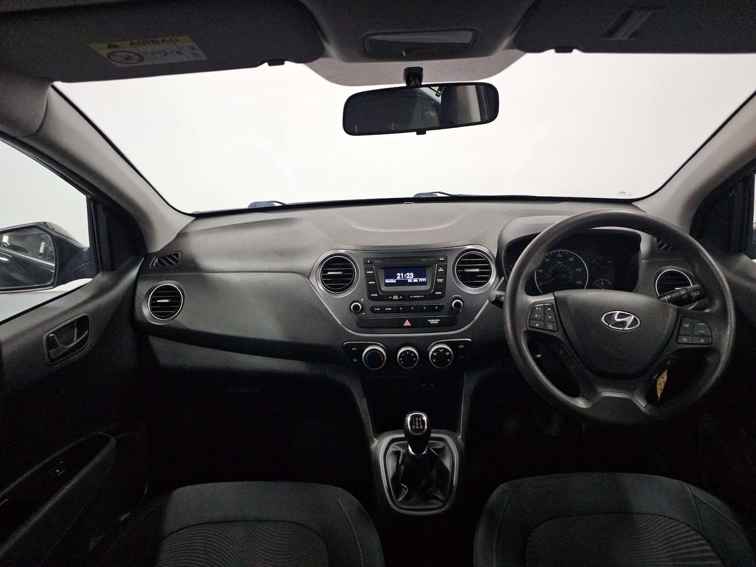 Used Hyundai i10 2017 for sale - 77905839: Photo 2