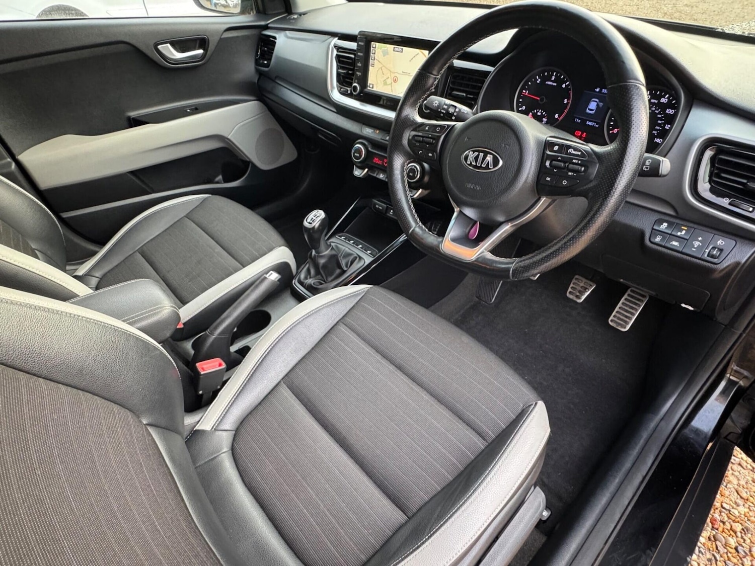 Used Kia Stonic 2018 for sale - 76594897: Photo 2