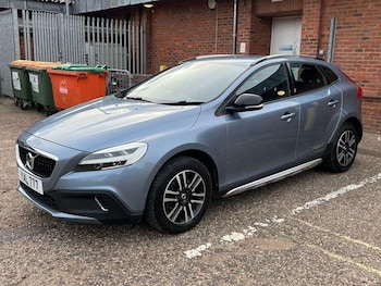 Used Volvo V40 Cross Country 2017 for sale - 76143648: Photo