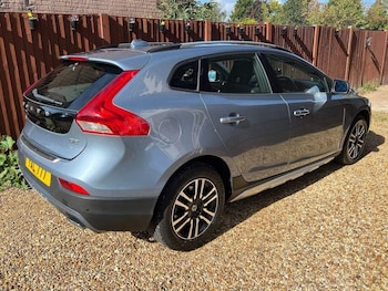 Used Volvo V40 Cross Country 2017 for sale - 76143648: Photo