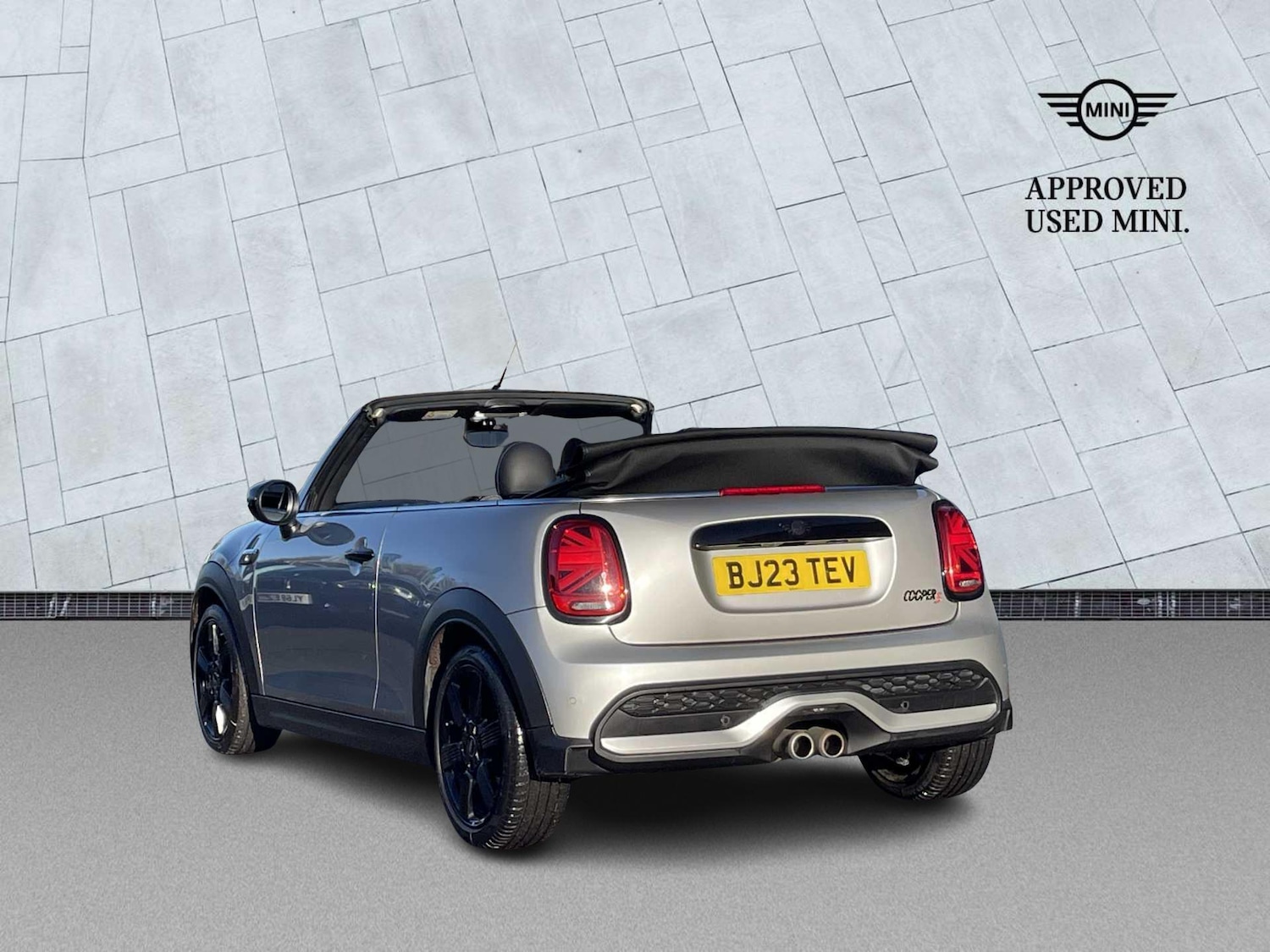 Used MINI Convertible 2023 for sale - 76777324: Photo 2