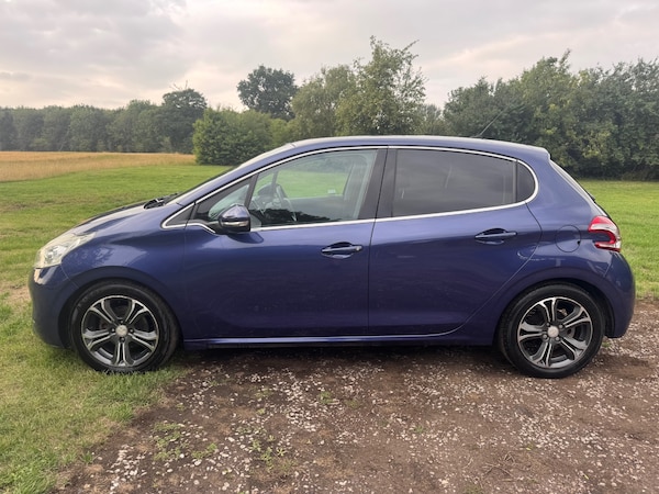 Used Peugeot 208 2012 for sale - 75341855: Photo 2